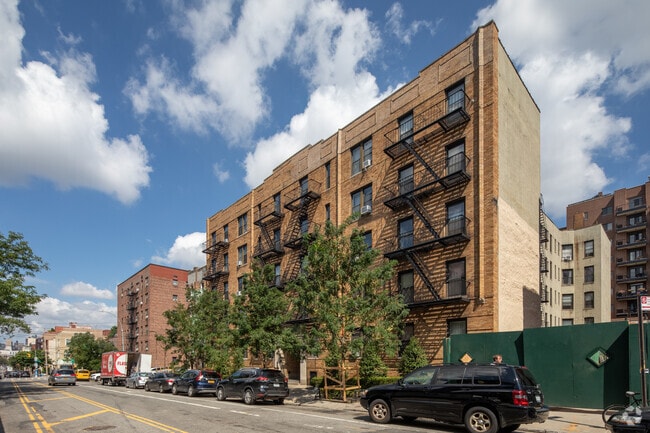 Photo - 25-21 31 Avenue