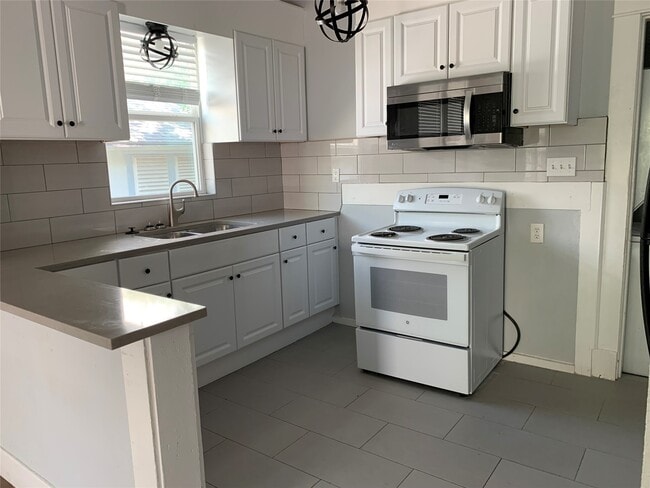 Building Photo - 2316 38th St Unit Upper Rental