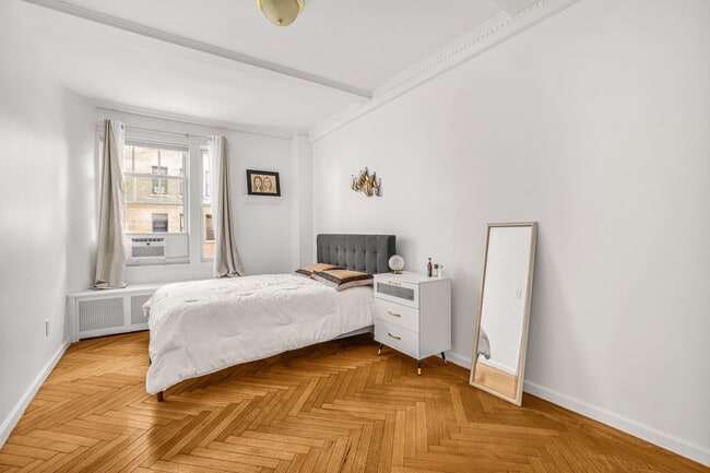 Photo - 140 W 71st St