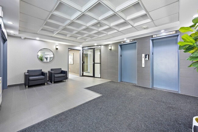 Building Photo - Four Seasons