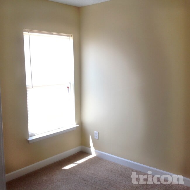 Photo - 917 Redford Ln