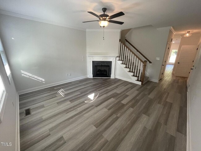 Building Photo - 208 W Sycamore St Unit B Rental