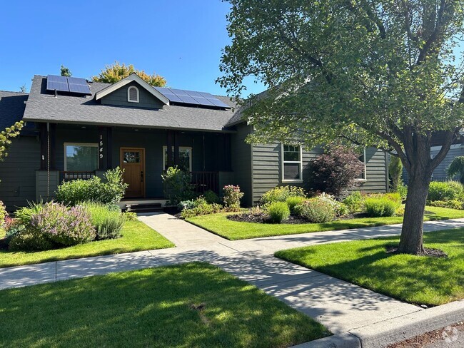 Building Photo - Well Maintained 3 Bedroom / 2 Bathroom Hom... Rental