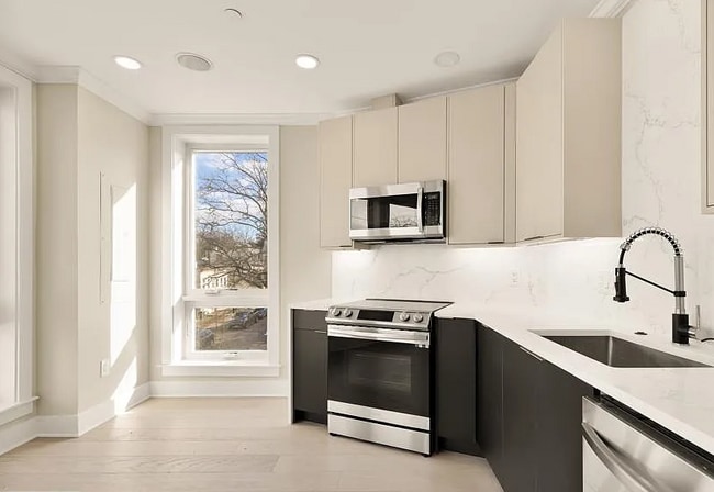 Photo - 2305 Nicholson St SE