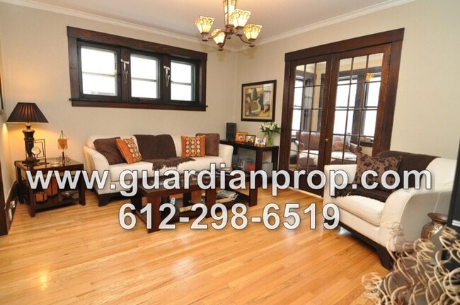 Building Photo - Main Floor Condo Available June 1st in Merriam Park, Original Woodwork & Built-ins, Sunroom, In U... Unit 1