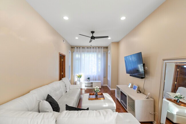 Photo - 2028 N Hamlin Ave Unidad 2