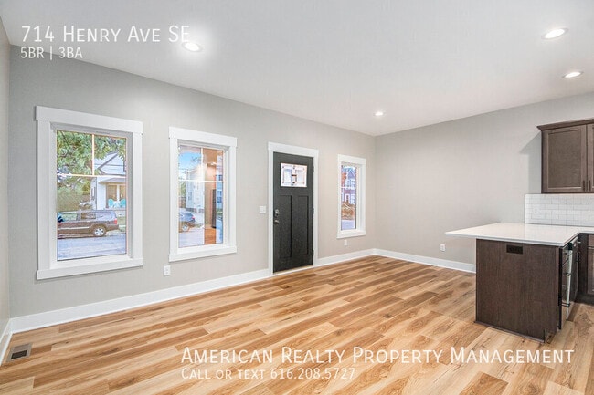Photo - 714 Henry Ave SE