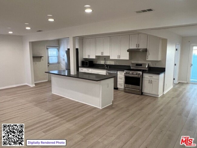 Photo - 10745 Saticoy St