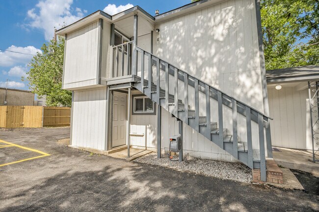 Building Photo - 905 W Abram St