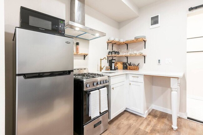 Building Photo - 611 N Cedar St Rental