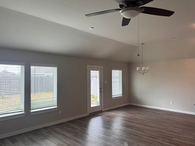 Photo - 5017 Evergreen Dr