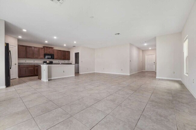 "Spacious 5-Bedroom Retreat in Tampa with 2.5 Baths and 2,215 Sq Ft of Comfort!"