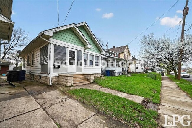 Photo - 128 Carbon St