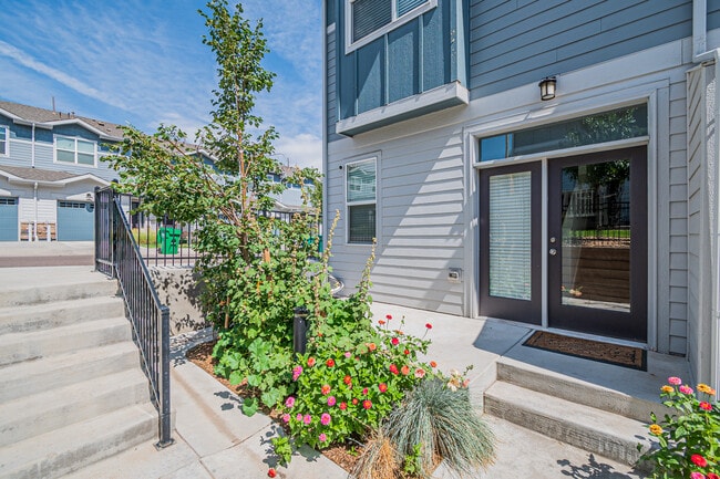 Photo - 1047 Oak Cir