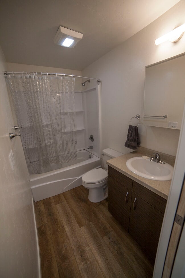 Full Bathroom - 308 S Ute Ave Unit 308 - No Smoking and No Pets