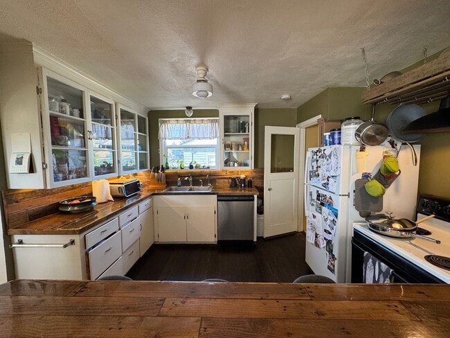 Photo - Spacious 2 Bedroom Home with Large Open Kitchen