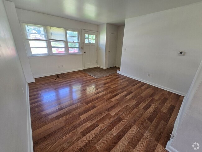 Building Photo - $900 - 2 Bedroom 1 Bathroom Townhome