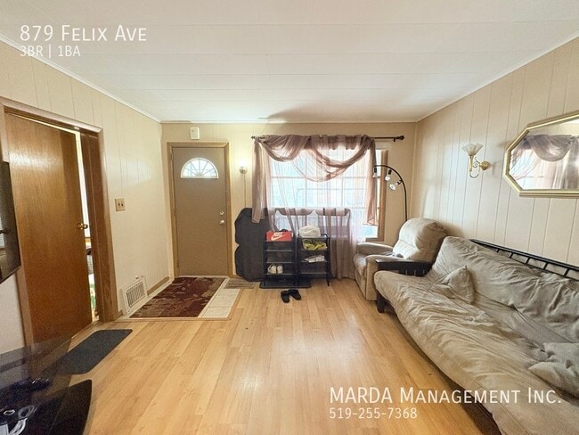 Photo - COZY 3 BED/1 BATH HOME - WALKING DISTANCE TO UOFW + UTILITIES