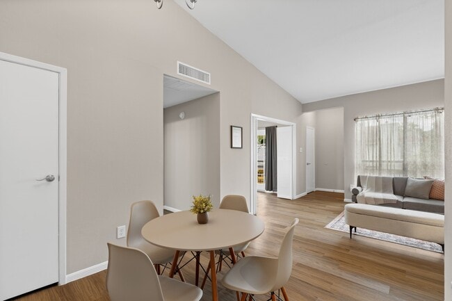 Photo - 2001 Bering Dr Unidad 8E