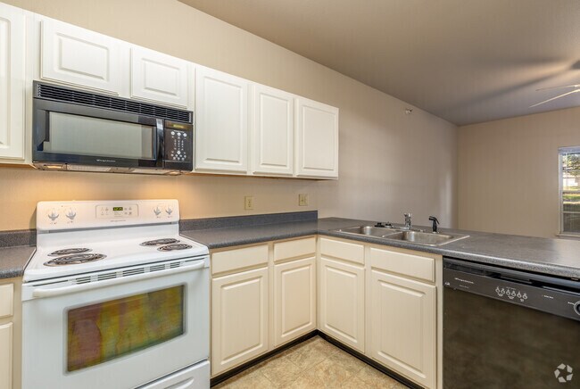 1BR, 1BA - 818SF - Kitchen