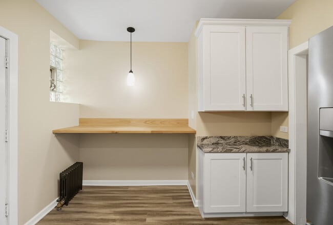 Photo - 4831 W Roscoe St