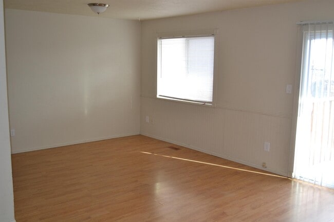 Photo - 528 Campbell Way