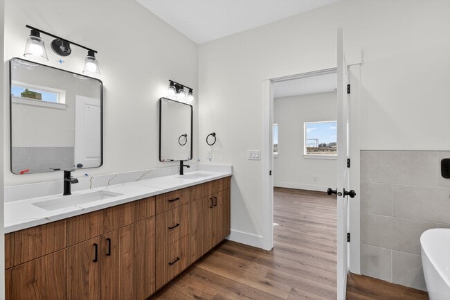 Photo - L199ER Unit #1 - UPSTAIRS