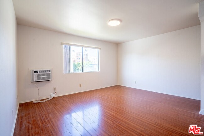 Photo - 820 S St Andrews Pl Unit 304