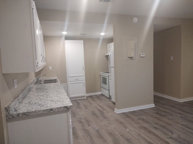 Photo - 113 NW Main St Apartamentos