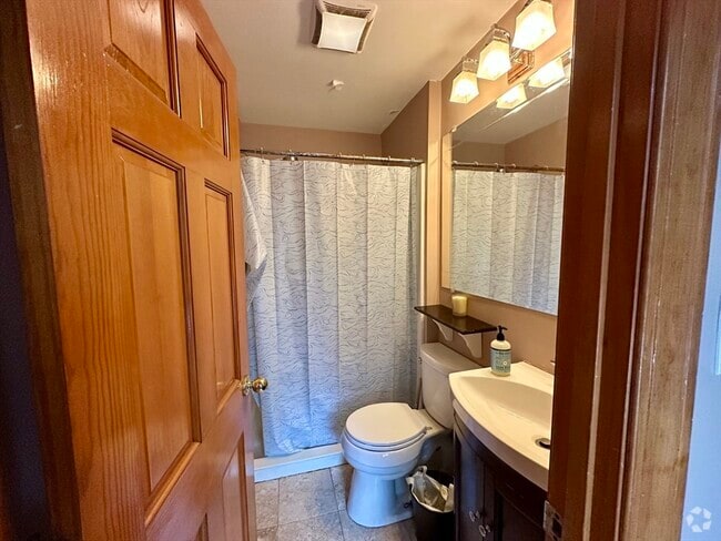 Building Photo - 57 Pleasant St Unit 2 Rental