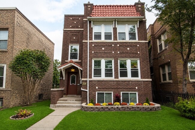 Building Photo - 2648 W Lunt Ave Unit C