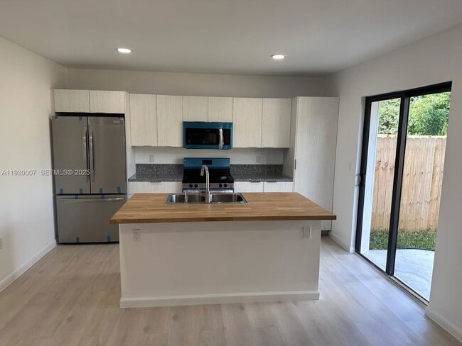 Photo - 574 NW 7th St