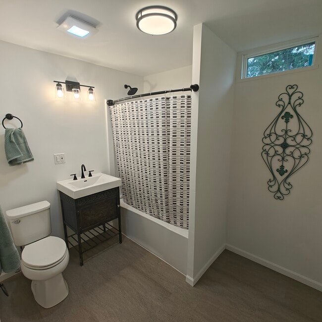 Photo - 806 Peter St