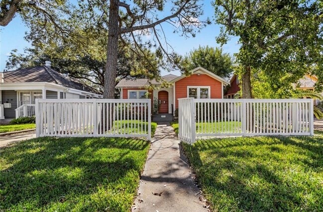 Photo - 5023 Ave N 1/2