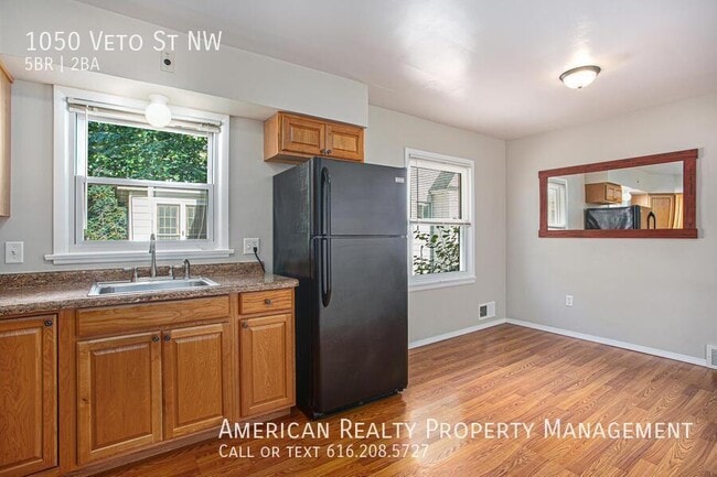 Photo - 1050 Veto St NW
