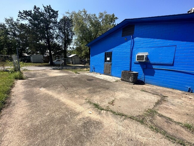 Photo - 1302 N Raguet St Unit 1