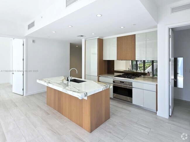 Building Photo - 2831 S Bayshore Dr Unit 605 Rental