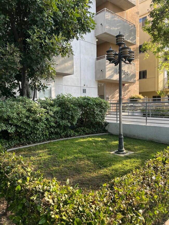 Photo - 10756 Camarillo St