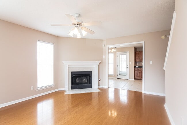 Photo - 5379 Glynis Cove