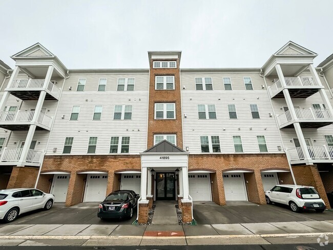 Building Photo - Stunning 3 Bed 2 Bath Condo With Den In Vi...