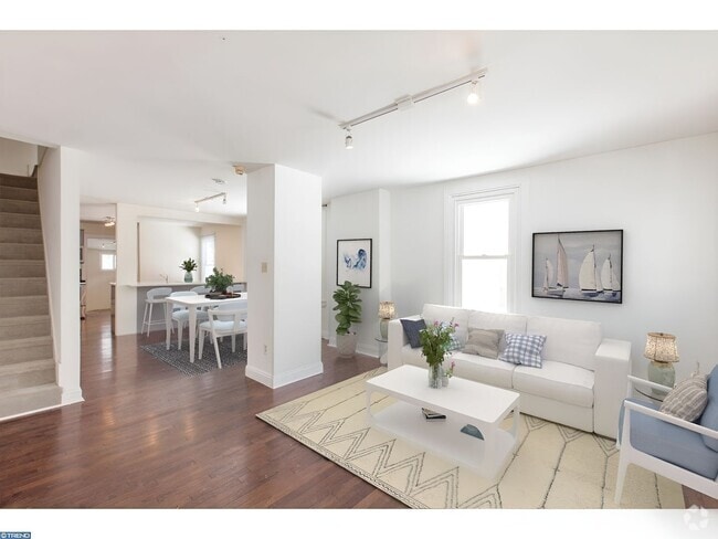 Building Photo - Renovated 4 Bedroom, 1.5 Bath House - Walk...