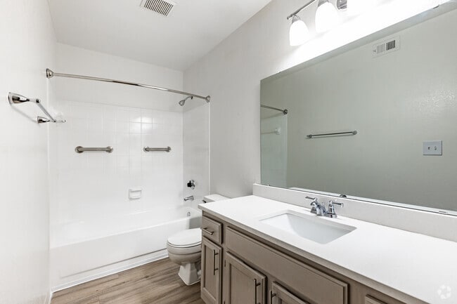 1 BR, 1 BR - 740 SF