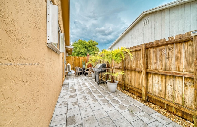 Building Photo - 14911 SW 71st St Unit Right Rental