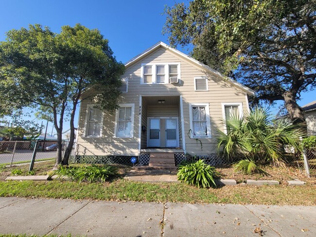Building Photo - 826 Broadway Avenue J Unit 828 Broadway Up Rental