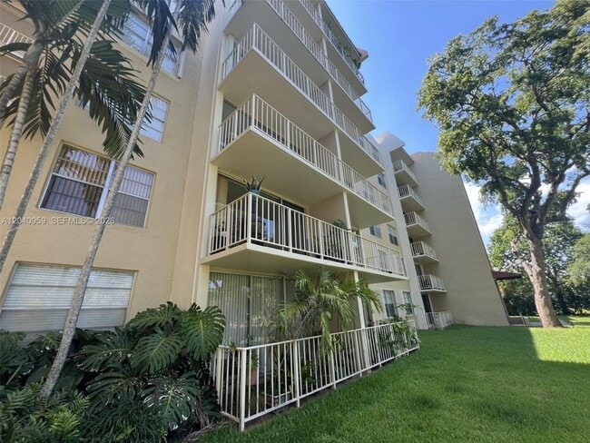 Building Photo - 13120 SW 92nd Ave Unit B-209