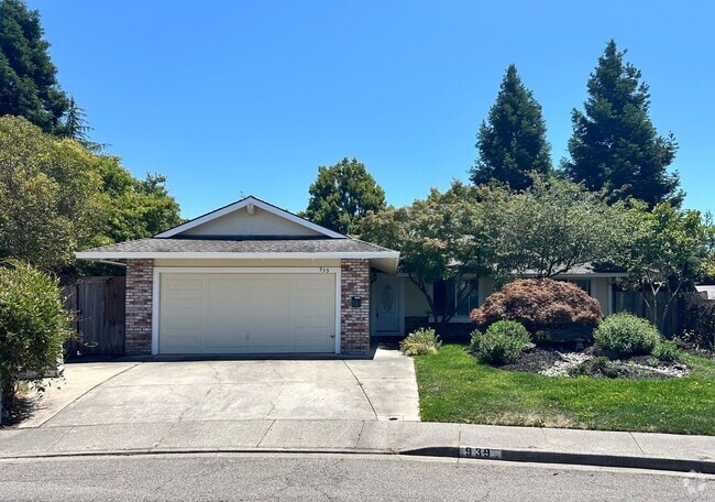 Building Photo - 4 bedrooms in E Section ~ Gorgeous 1-level... Rental