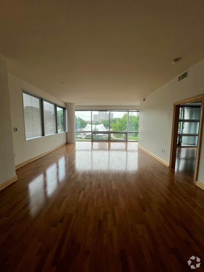 Building Photo - 545 E Wells St Rental