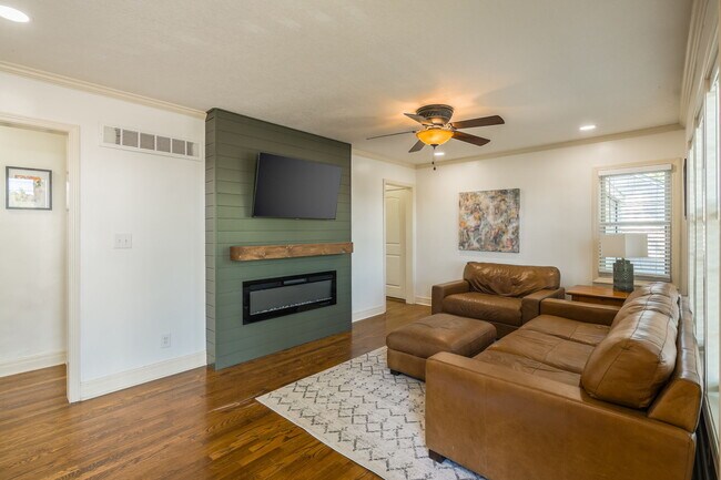 Photo - 4809 W 75th St