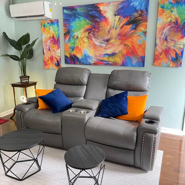 Experience luxury and entertainment in our exquisite living space with a state-of-the-art Roku-equip - 2171 Weatherstone Cir SE Apartamentos Unidad Johns