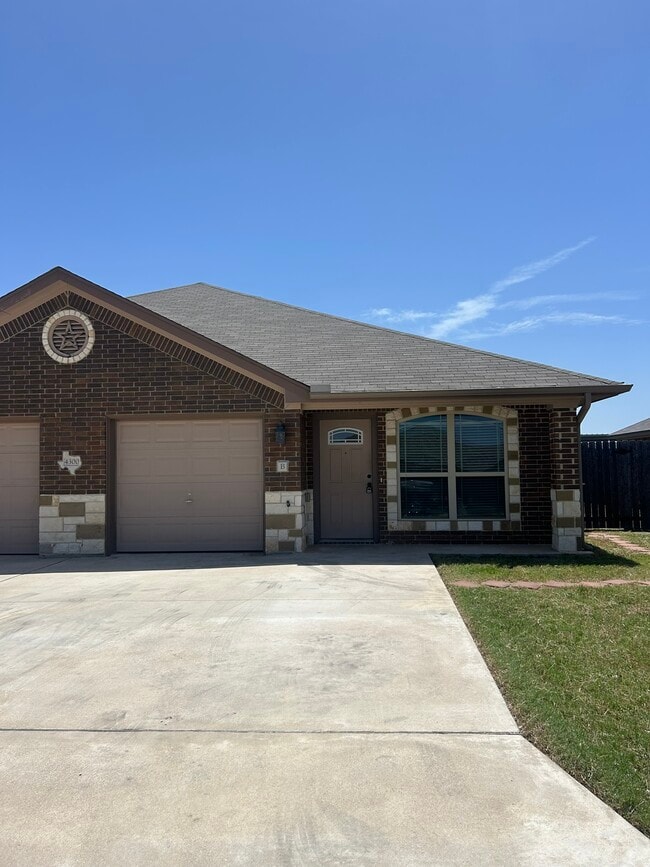 Building Photo - 4300 Hunters Place Dr